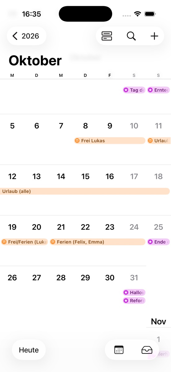Oktober im Apple-Kalender mit den gespiegelten Urlaubs- und Ferieneinträgen